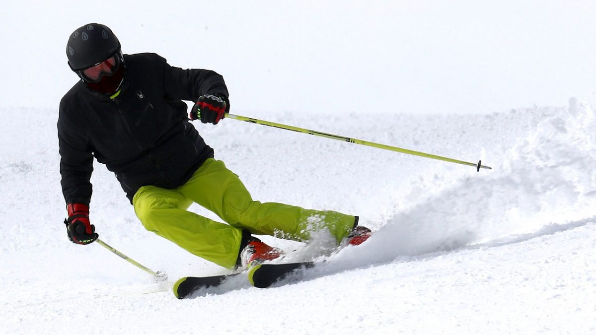 Skieur bien préparé pour descendre les pistes de ski