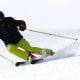 Skieur bien préparé pour descendre les pistes de ski