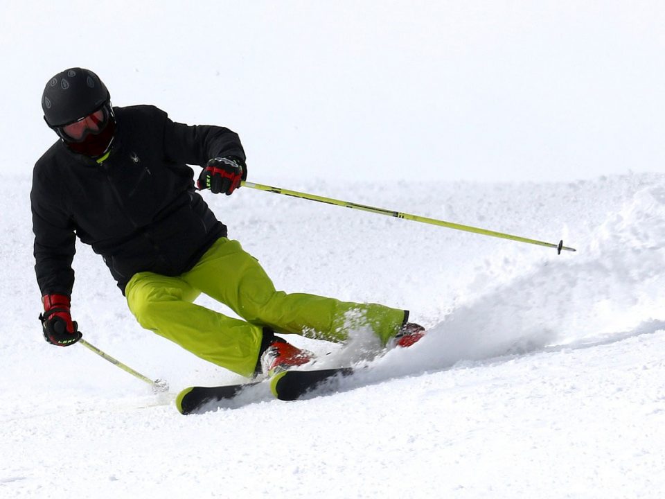 Skieur bien préparé pour descendre les pistes de ski
