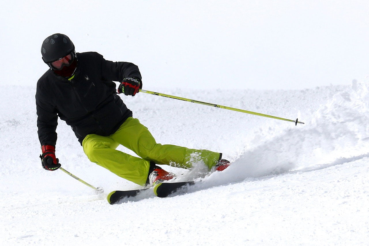 Skieur bien préparé pour descendre les pistes de ski