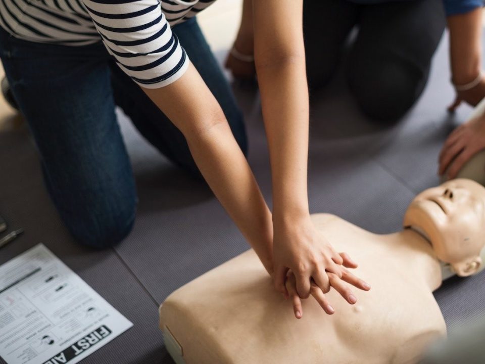 Le massage cardiaque avec ou sans défibrillateur semi-automatique