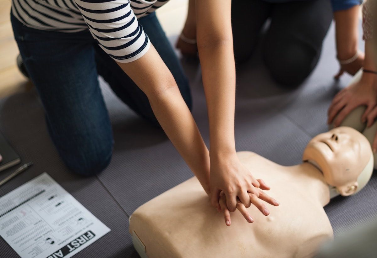 Le massage cardiaque avec ou sans défibrillateur semi-automatique