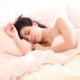 Jeune femme qui dort paisiblement