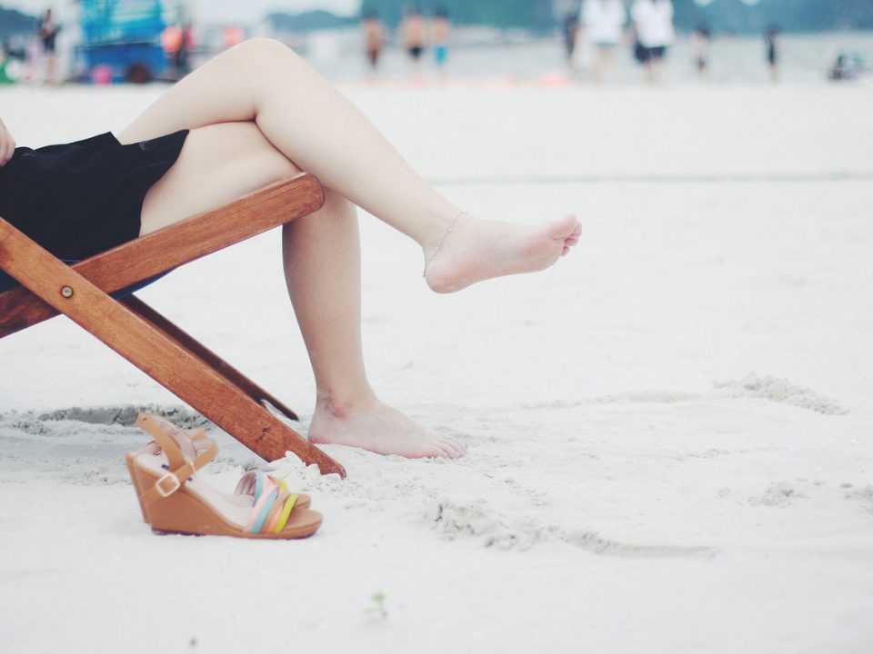 Jambes légères d'une femme sur la plage