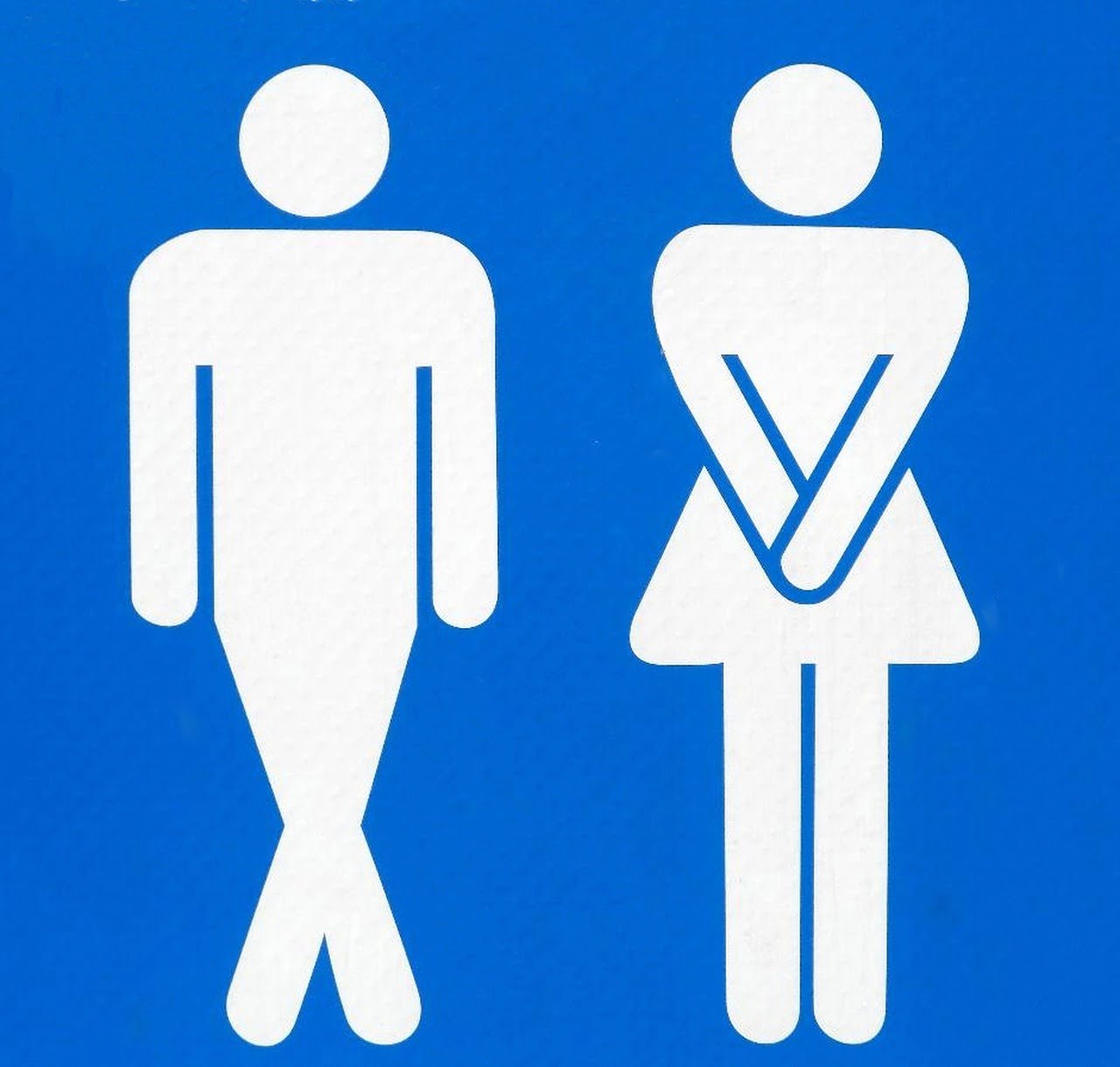 Homme et femme se retenant d'uriner