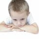 Enfant triste et honteux parce qu'il fait pipi au lit