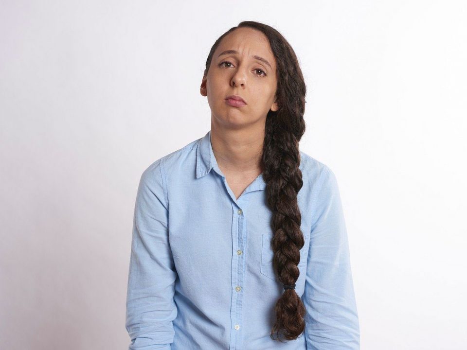 Femme soucieuse à cause de sa Diarrhee