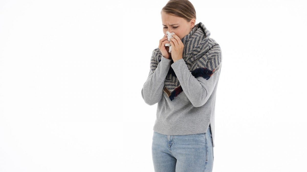 Femme qui se mouche pour se laver le nez