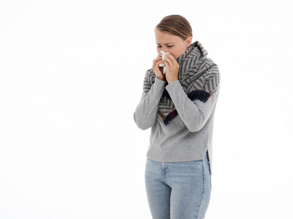 Femme qui se mouche pour se laver le nez