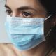 Femme portant un masque chirurgical