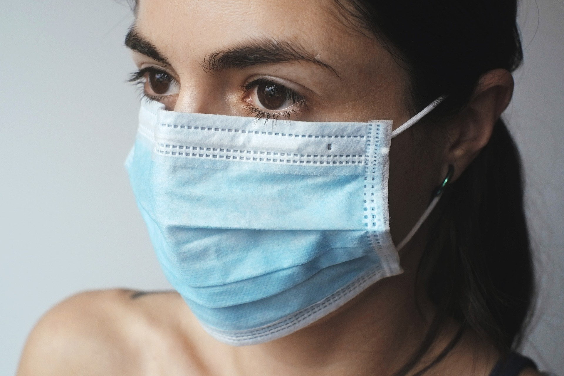 Femme portant un masque chirurgical