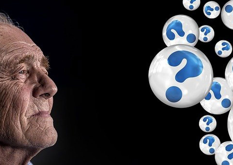 Vieil Homme confus à cause de la maladie d'Alzheimer