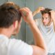 Homme constatant qu'il perd ses cheveux