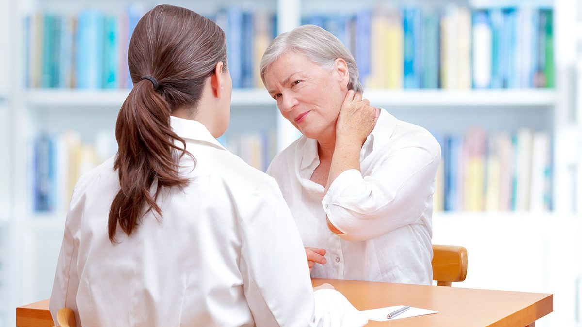 Patiente âgée consultant son médecin généraliste pour des douleurs chroniques