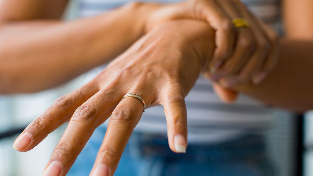 Main de femme paralysée par le Syndrome de Guillain Barré