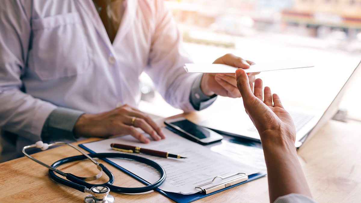 Docteur signant un certificat médical