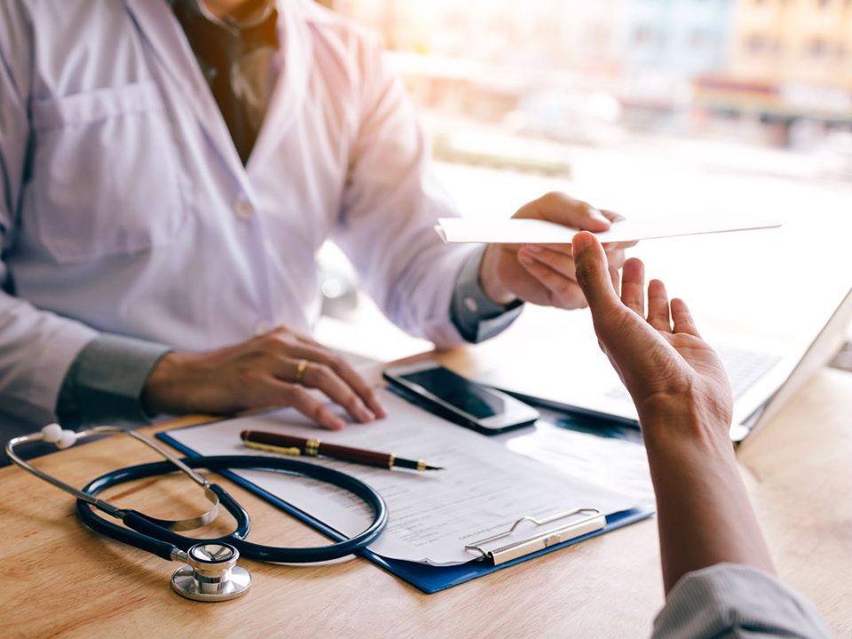 Docteur signant un certificat médical