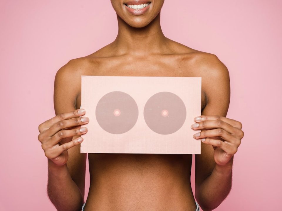 Photo rigolote d'une poitrine de femme pour illustrer la Dystrophie fibrokystique