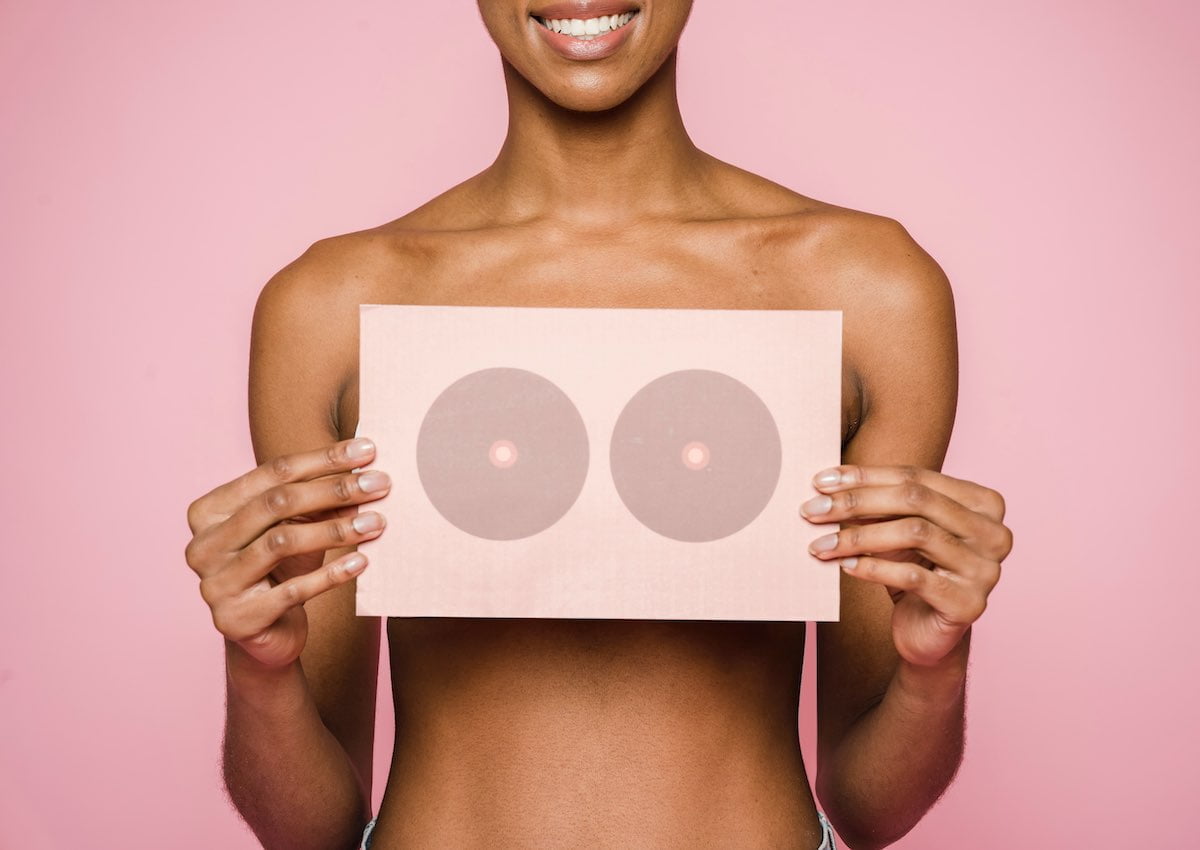 Photo rigolote d'une poitrine de femme pour illustrer la Dystrophie fibrokystique