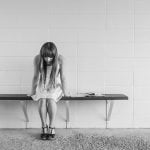 Jeune femme angoissée et souffrant de Stress Post-Traumatique (ESPT)