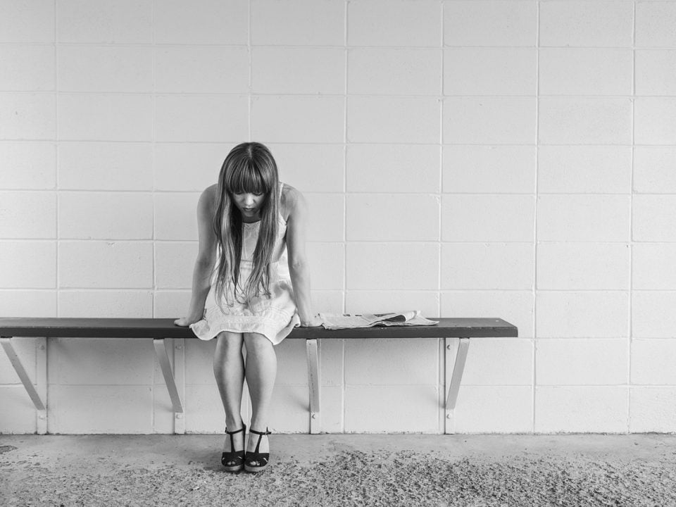 Jeune femme angoissée et souffrant de Stress Post-Traumatique (ESPT)