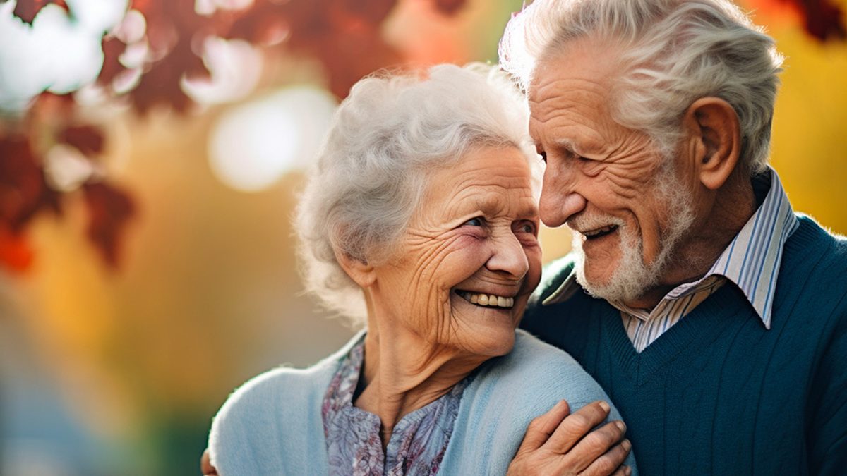 Couple de personnes âgées souriantes et heureuses