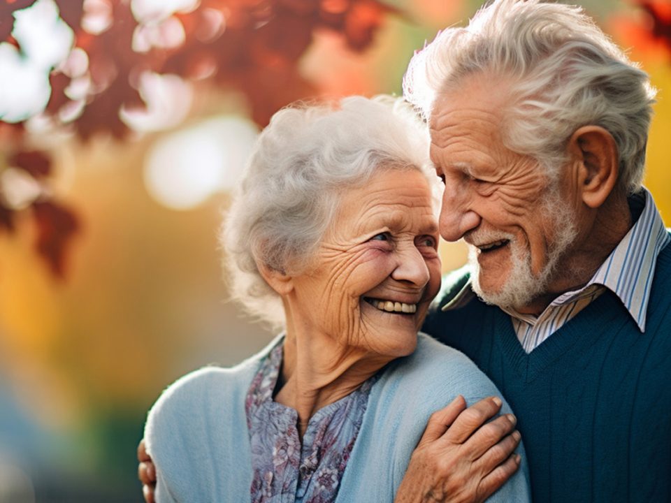 Couple de personnes âgées souriantes et heureuses